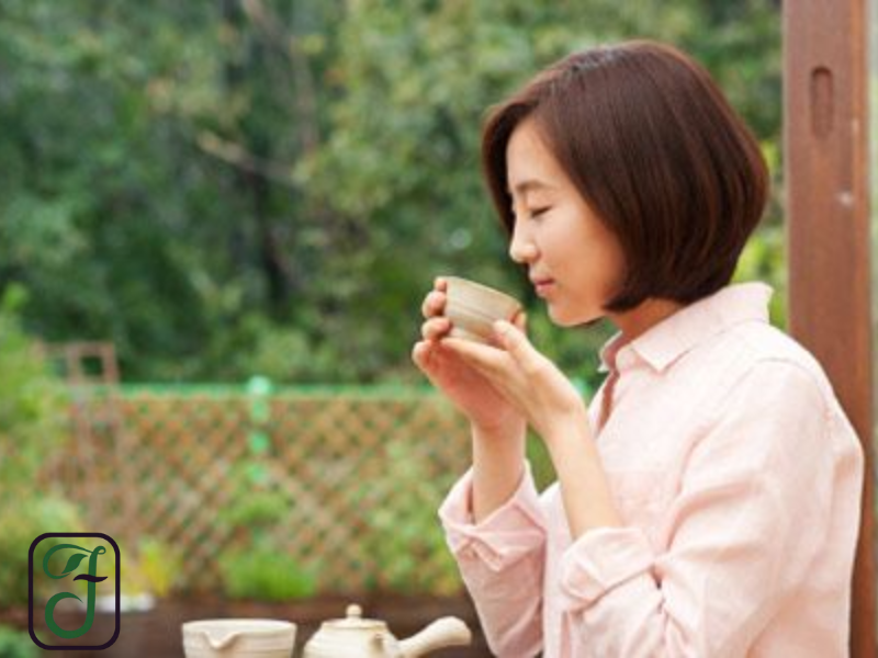 Tránh uống trà lúc đói hoặc ngay sau bữa ăn